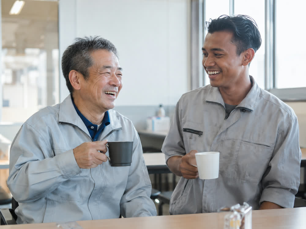休憩中に笑い合うベテランと若手