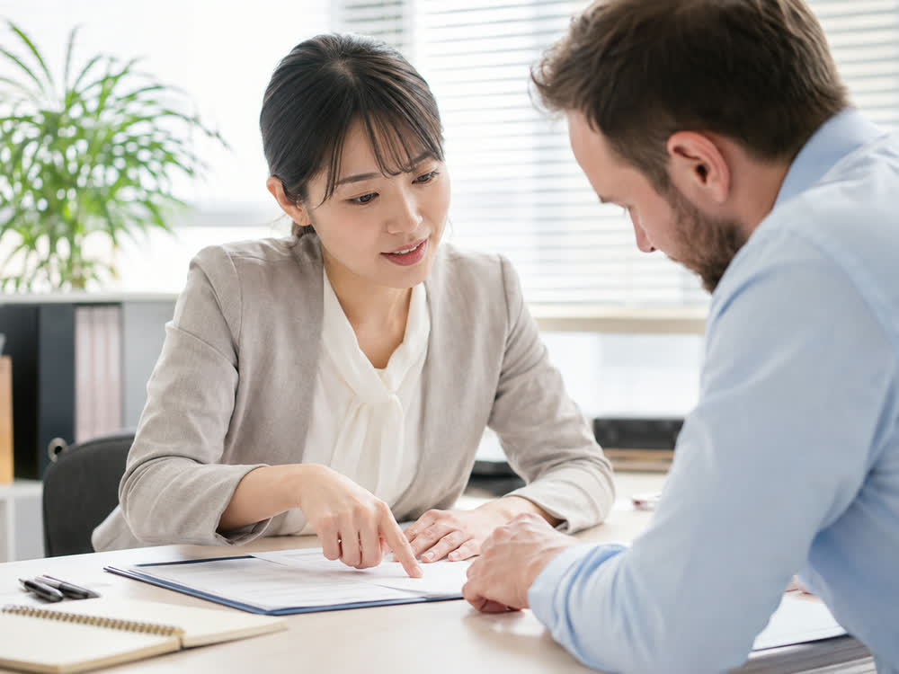 申請書類を説明する担当者